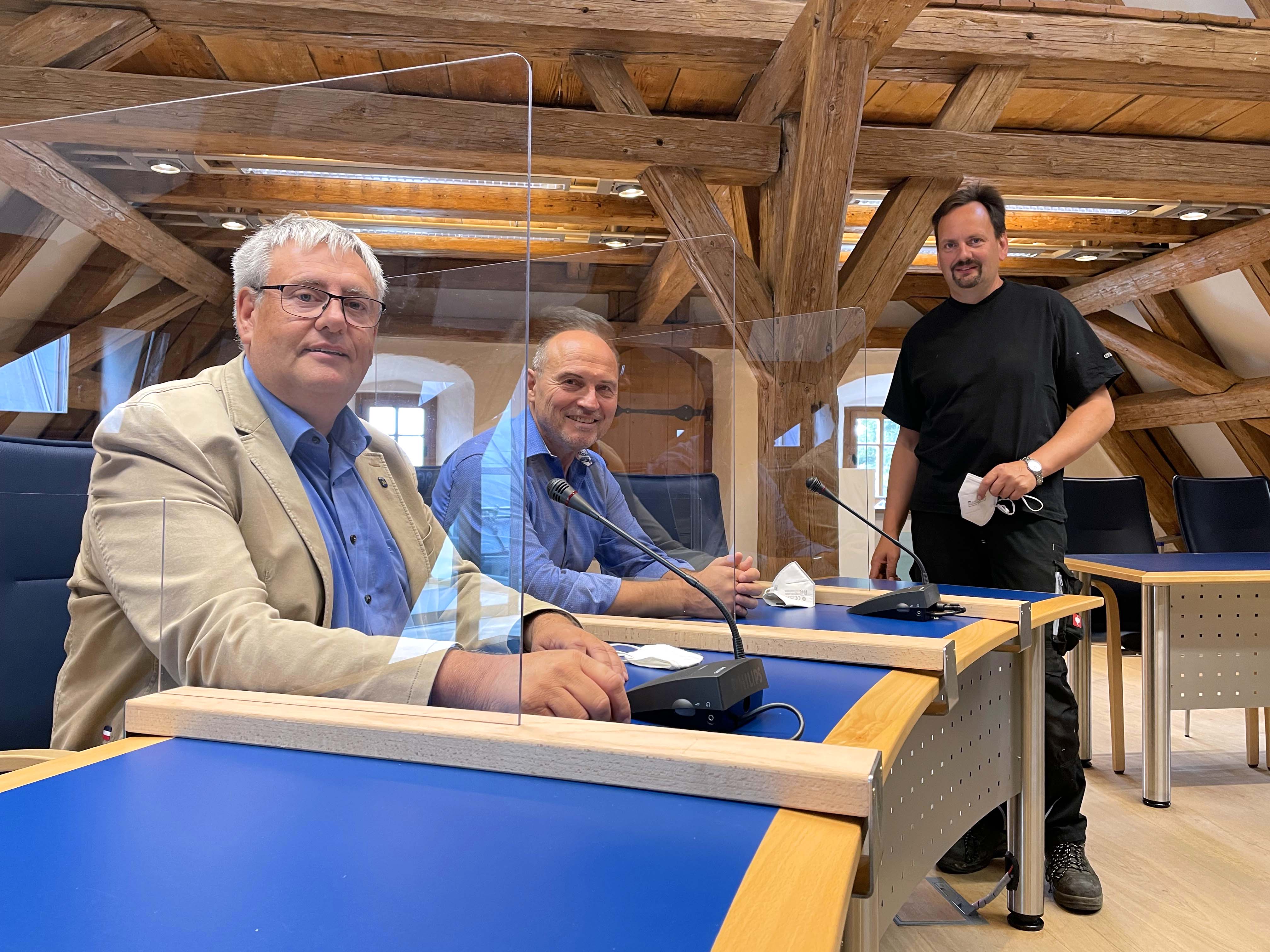 An den Tischen im Ratssaal wurden Plexiglas-Trennscheiben montiert. Auf dem Foto von links nach rechts: Bürgermeister Herbert Tischhöfer, Geschäftsleiter Franz Hofmeister und Thomas Ziegaus, Stadt Hemau.