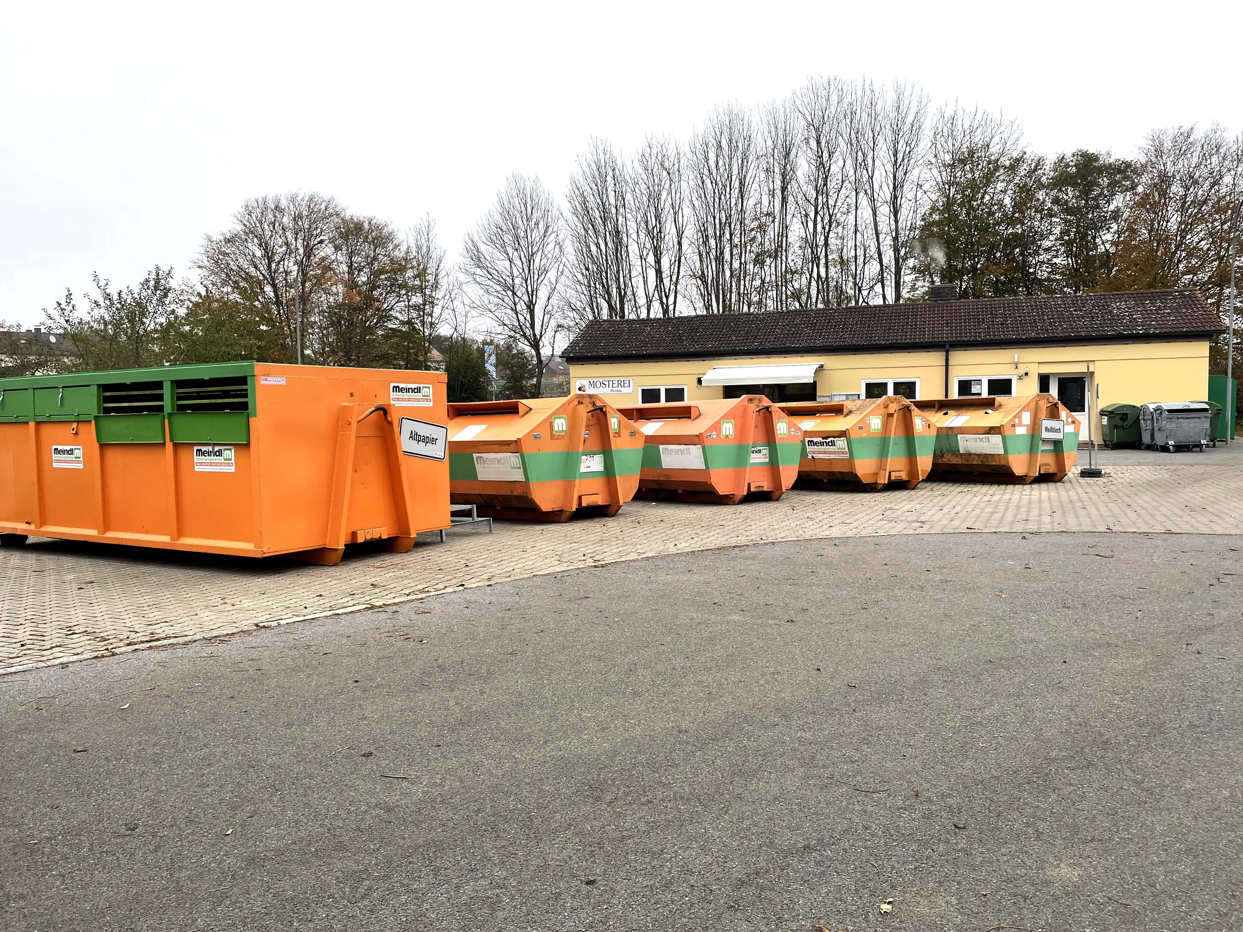 orangene Müllcontainer 