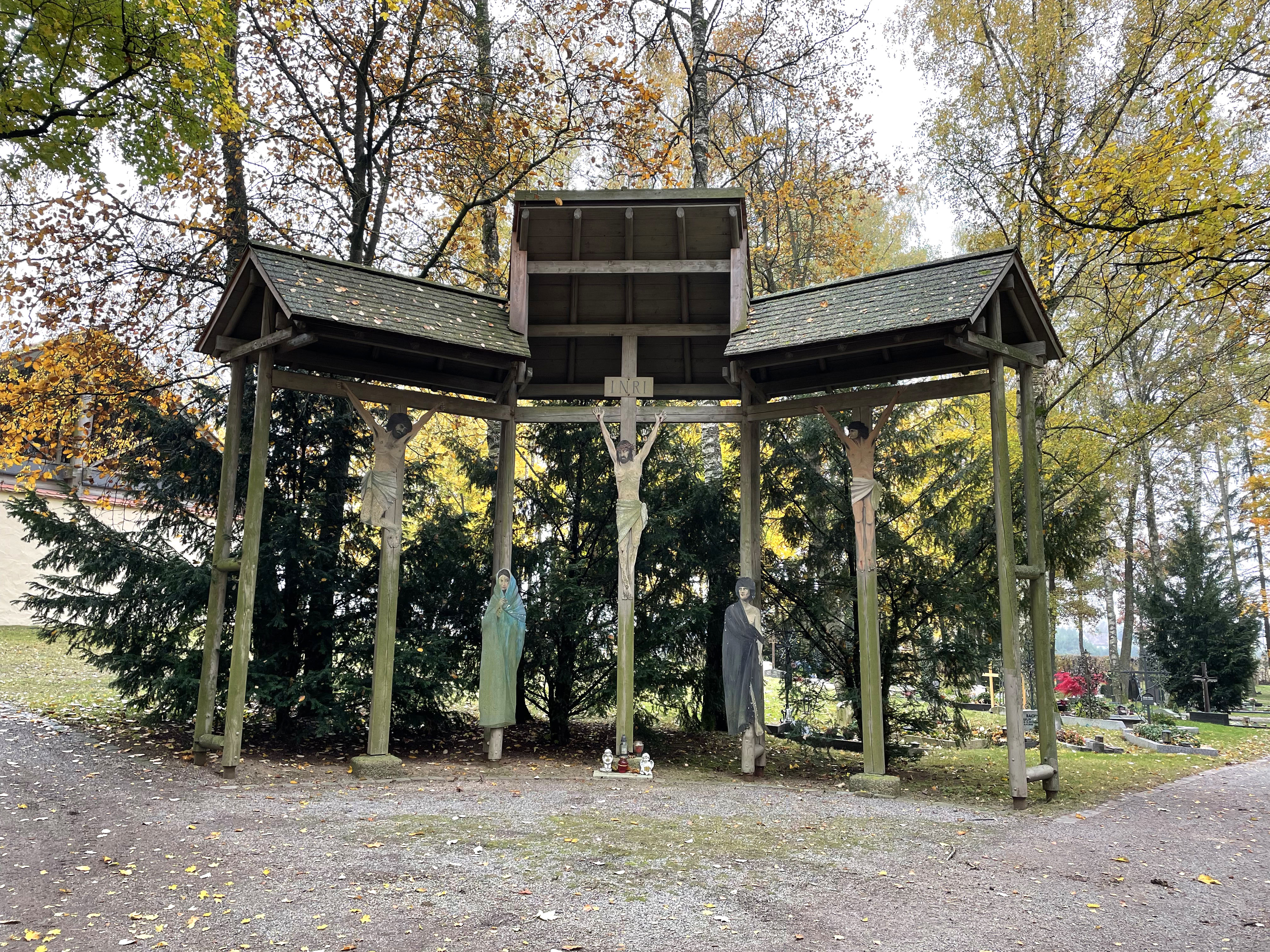 Bauhof macht vor Allerheiligen Gartenpflegearbeiten im Waldfriedhof