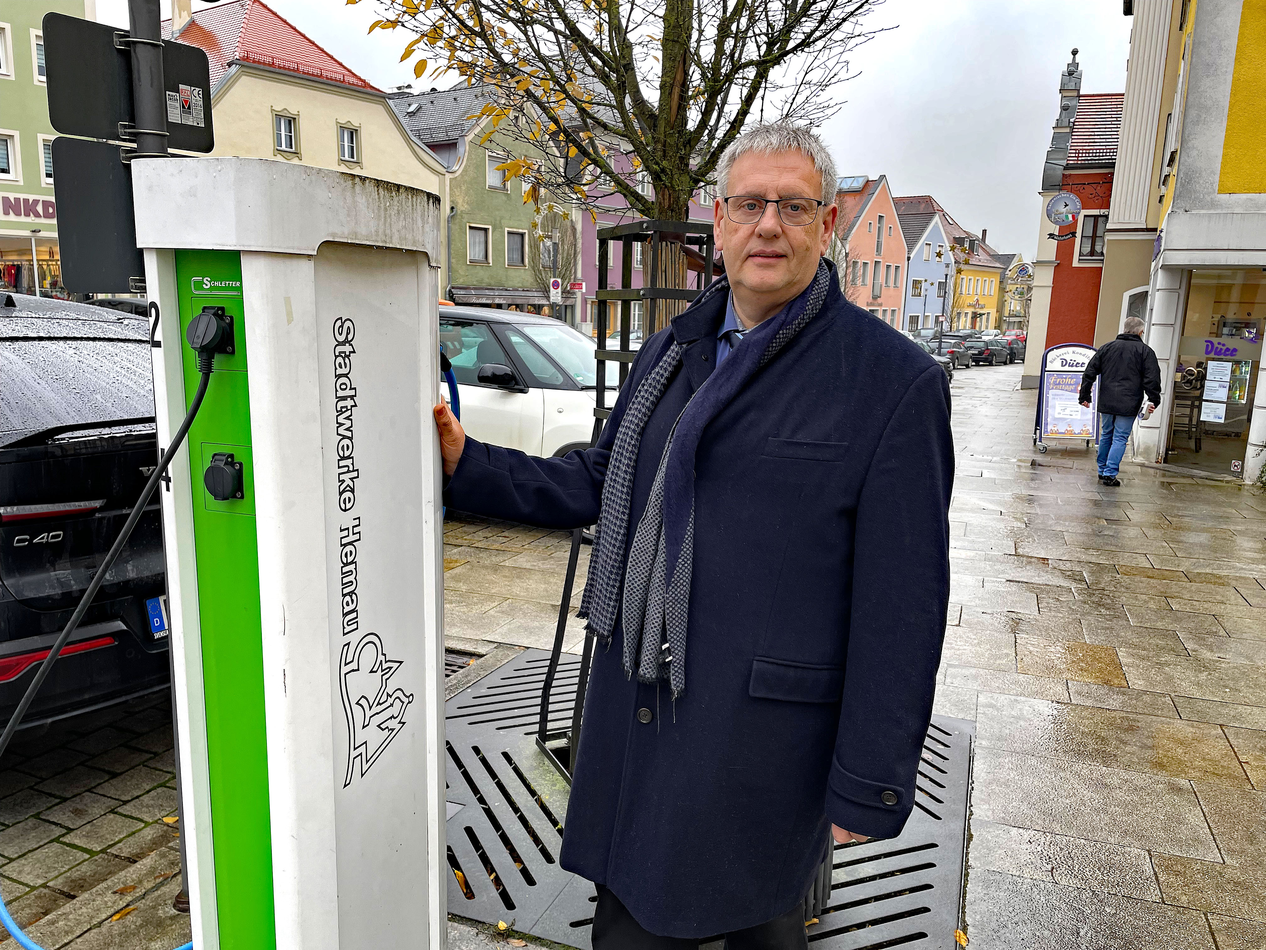 Hemaus Bürgermeister Herbert Tischhöfer mit der aktuellen E-Ladesäule am Hemauer Stadtplatz, die voraussichtlich Anfang bis Mitte Dezember 2022 durch eine neue ausgetauscht wird. Das Betanken von E-Fahrzeugen wird dann kostenpflichtig.