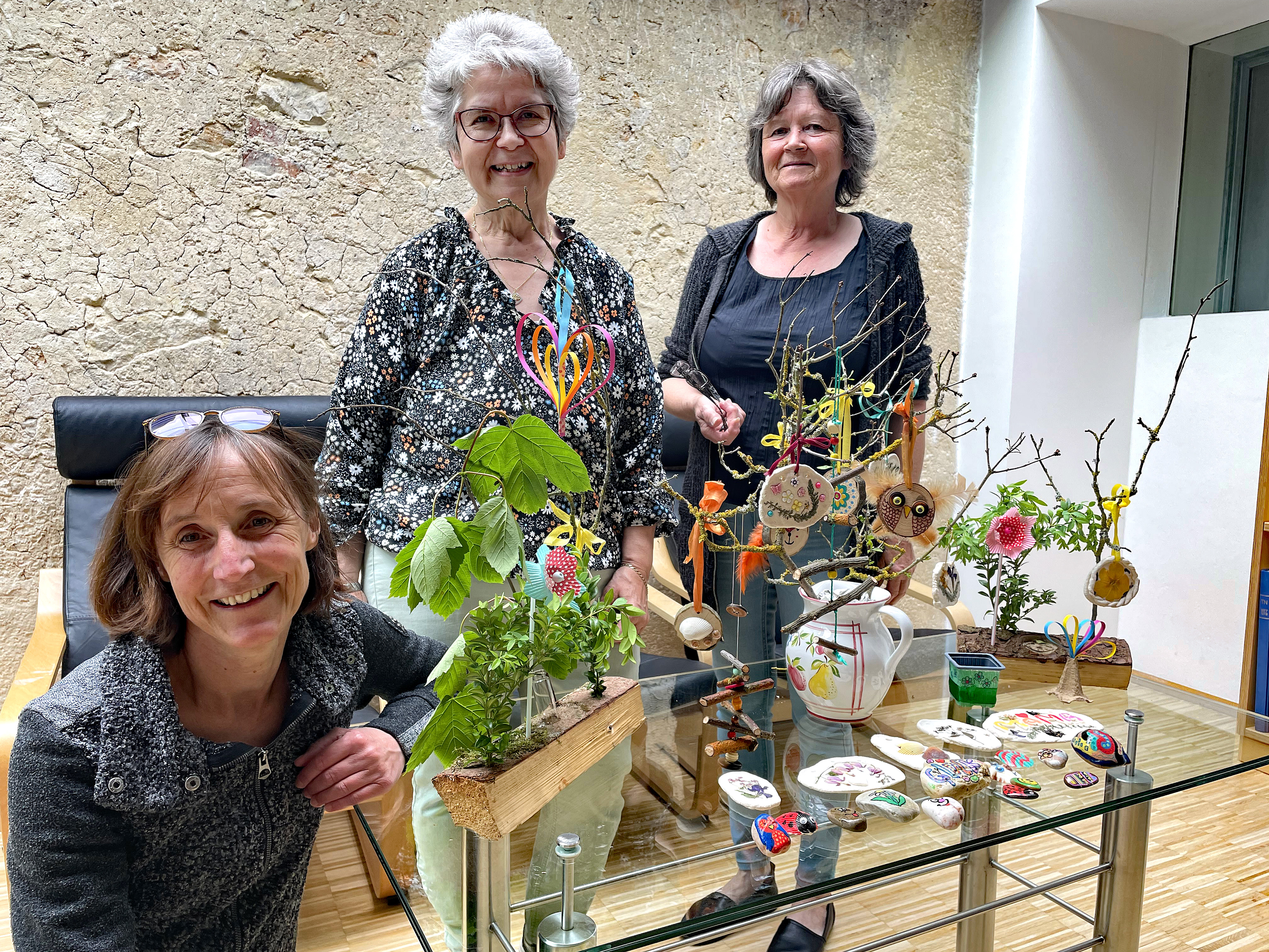 Das Bibliotheksteam – Bibliotheksleiterin Karola Künzl (links), Barbara Lohmaier (Mitte) und Anneliese Penzkofer (rechts) – freut sich schon auf den nächsten Sondertermin am 28. Juni: Basteln mit Naturmaterialien und Upcycling-Workshop.