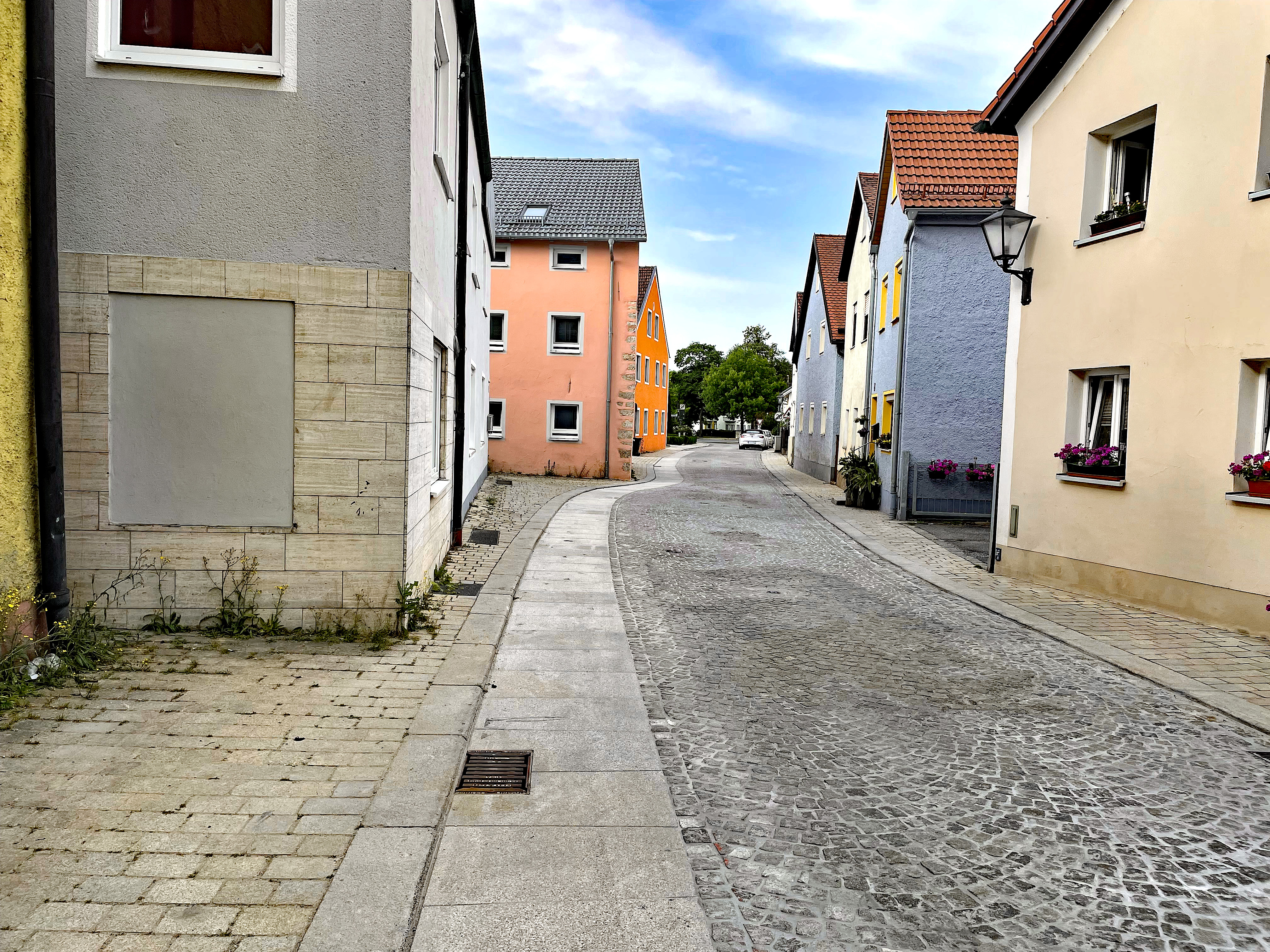 Riedenburger Straße in Hemau hat barrierefreien Gehweg bekommen.
