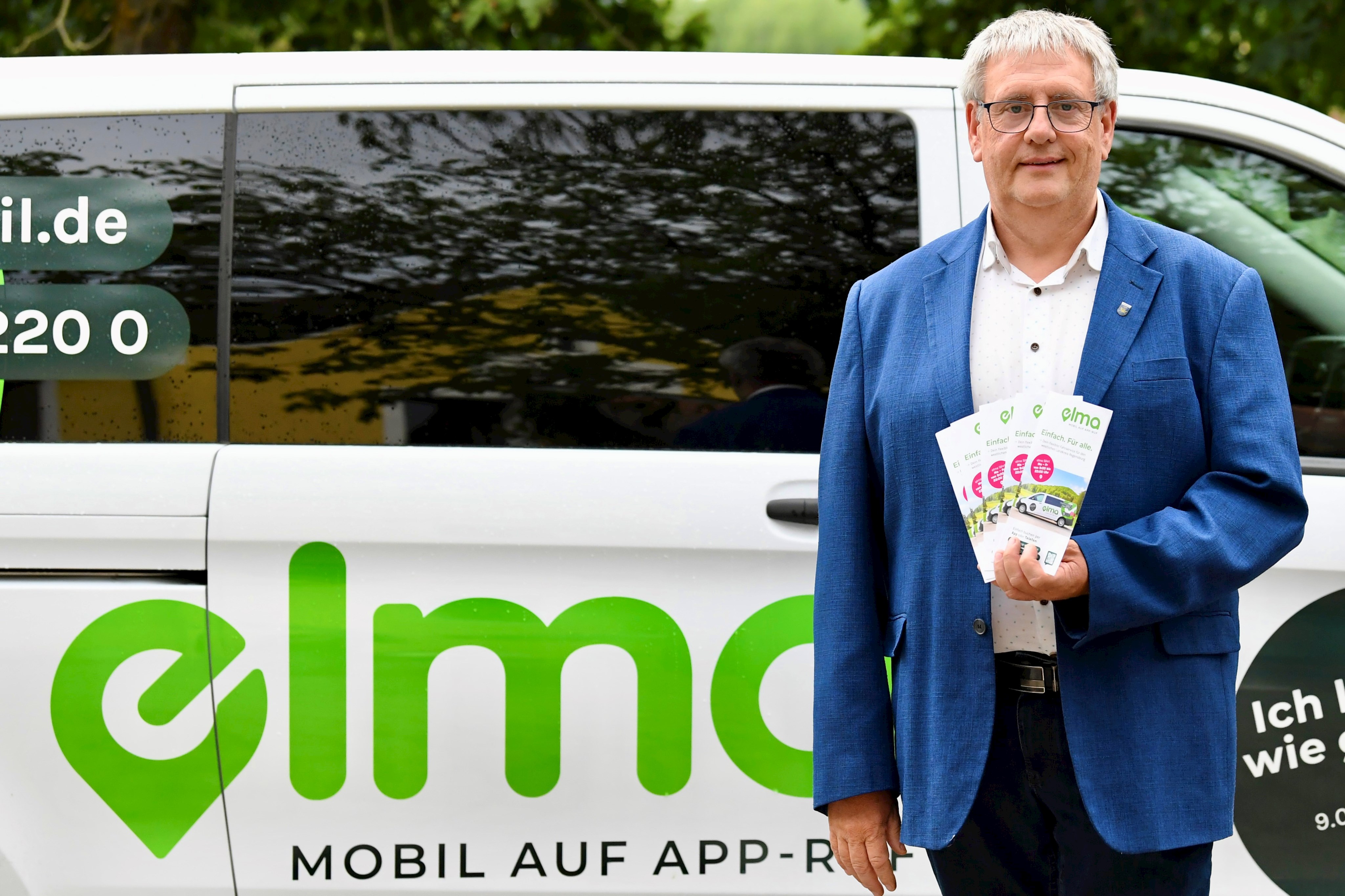 Größer, länger, einfacher, günstiger: Ein halbes Jahr nach seiner Einführung darf Hemaus Bürgermeister Herbert Tischhöfer viele Neuerungen am Bus-On-Demand-Service „elma“ verkünden.