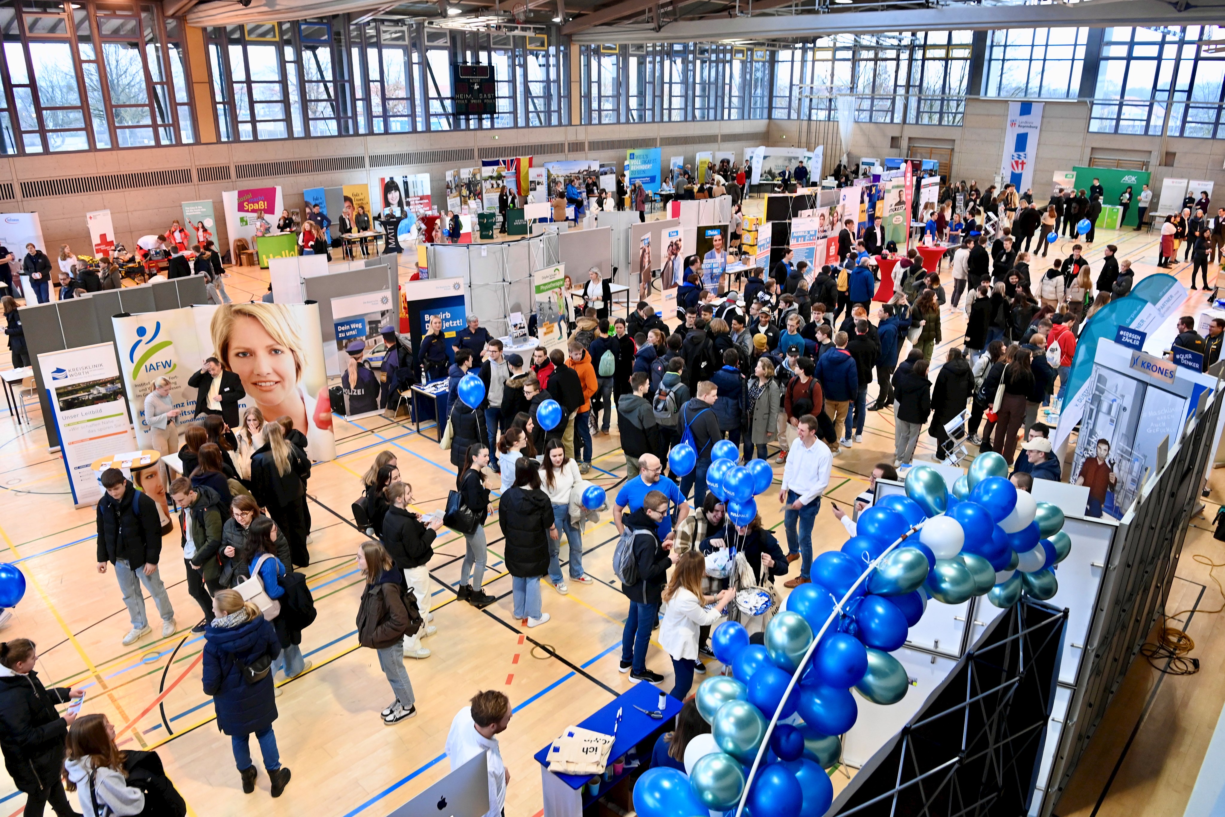 Zahlreiche Schülerinnen und Schüler sowie deren Eltern besuchten die Berufsinformationsmesse 2023 in Neutraubling.