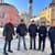 5 Männer stehen auf Hemauer Stadtplatz, 4 tragen polizeiliche Uniform