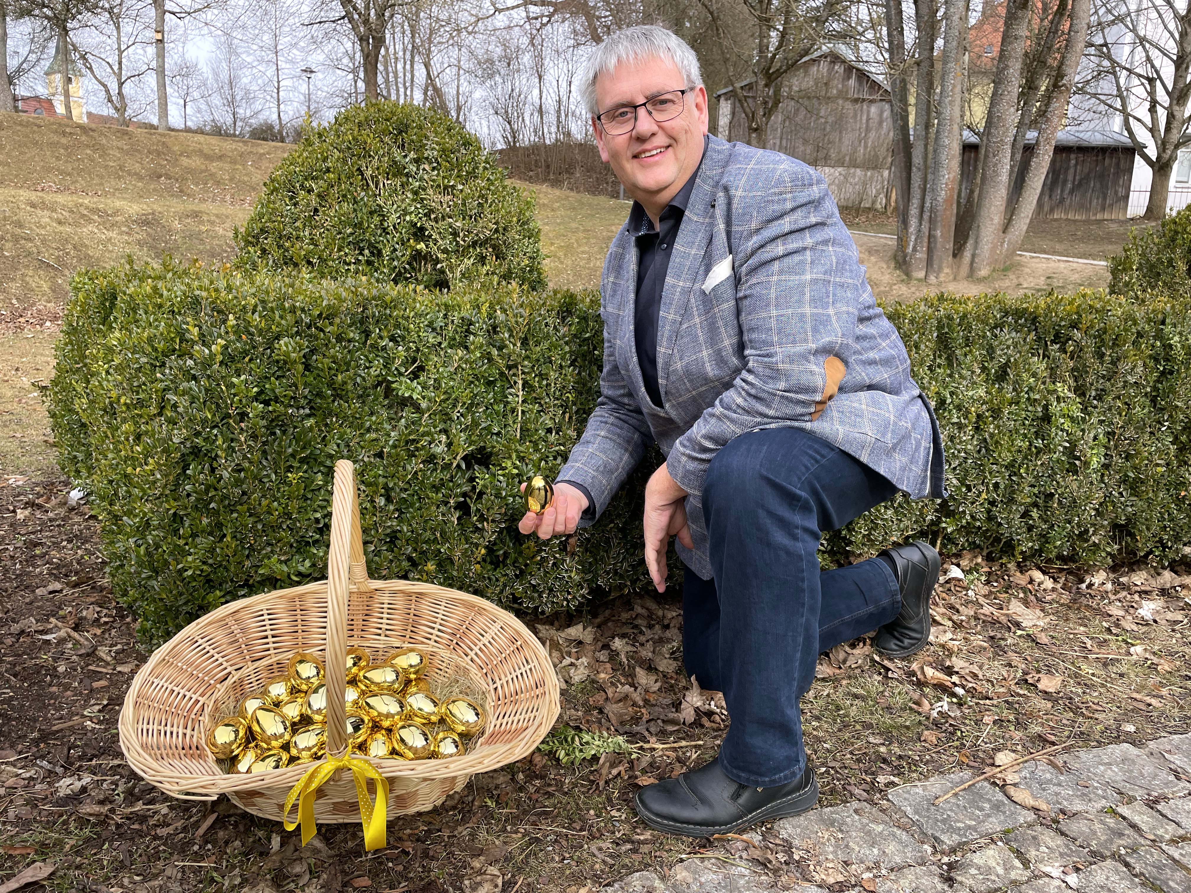 Bürgermeister Herbert Tischhöfer freut sich auf die erste Tangrintler Ostereiersuche. Ob wohl auch im Rathausgarten eines der 33 goldenen Ostereier versteckt sein wird?