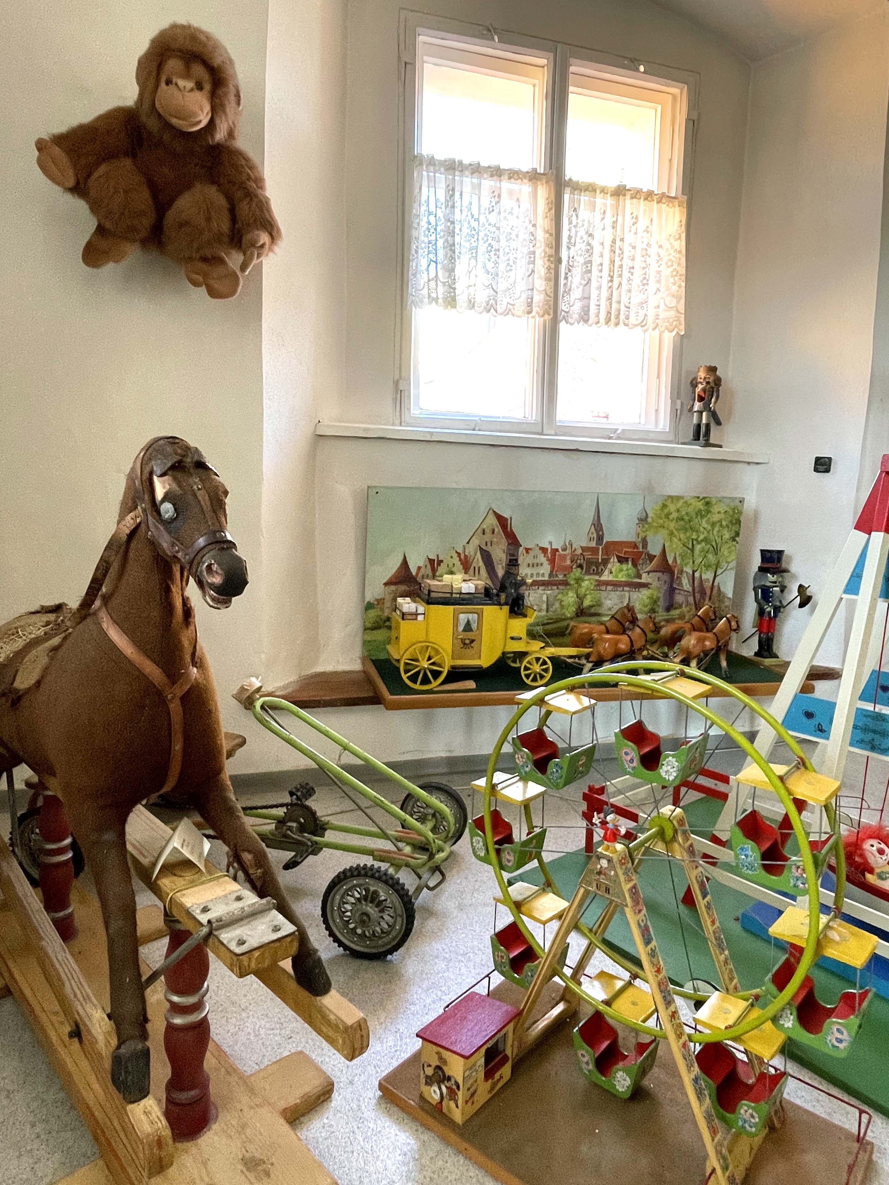 Schaukelpferd und Riesenrad im Spielzeugmuseum Hemau