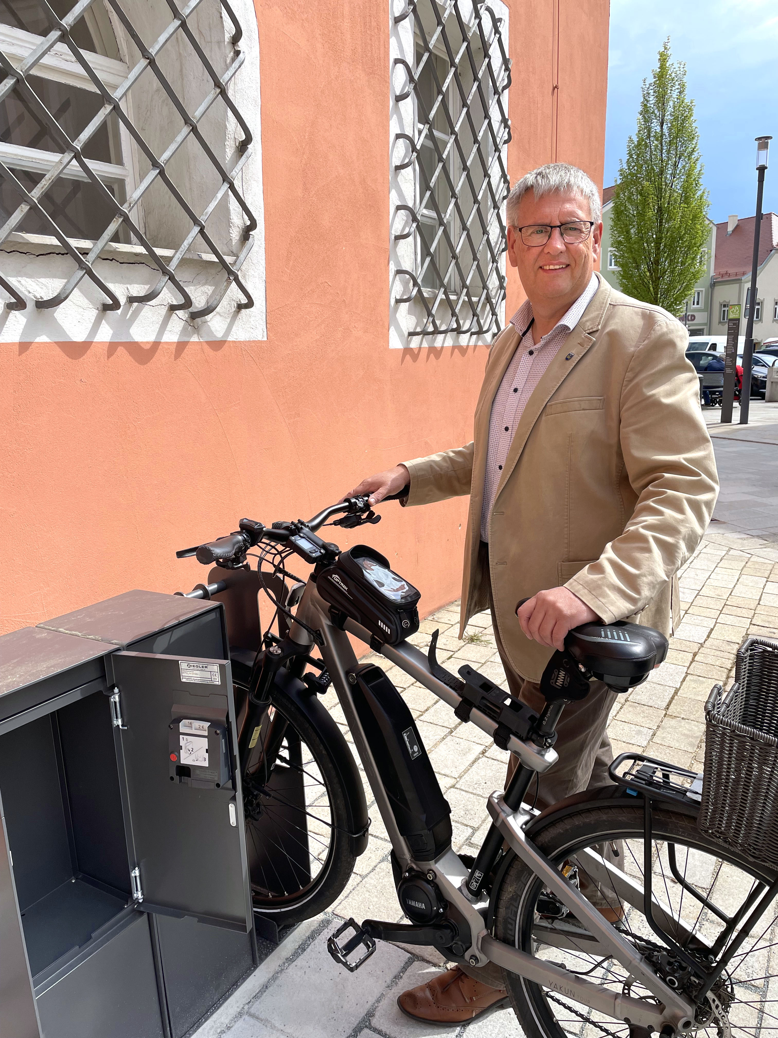 Nie mehr leere Akkus: Die E-Bike-Ladestation am Alten Rathaus in Hemau ist in Betrieb gegangen. Bürgermeister Herbert Tischhöfer hat sie bereits getestet.