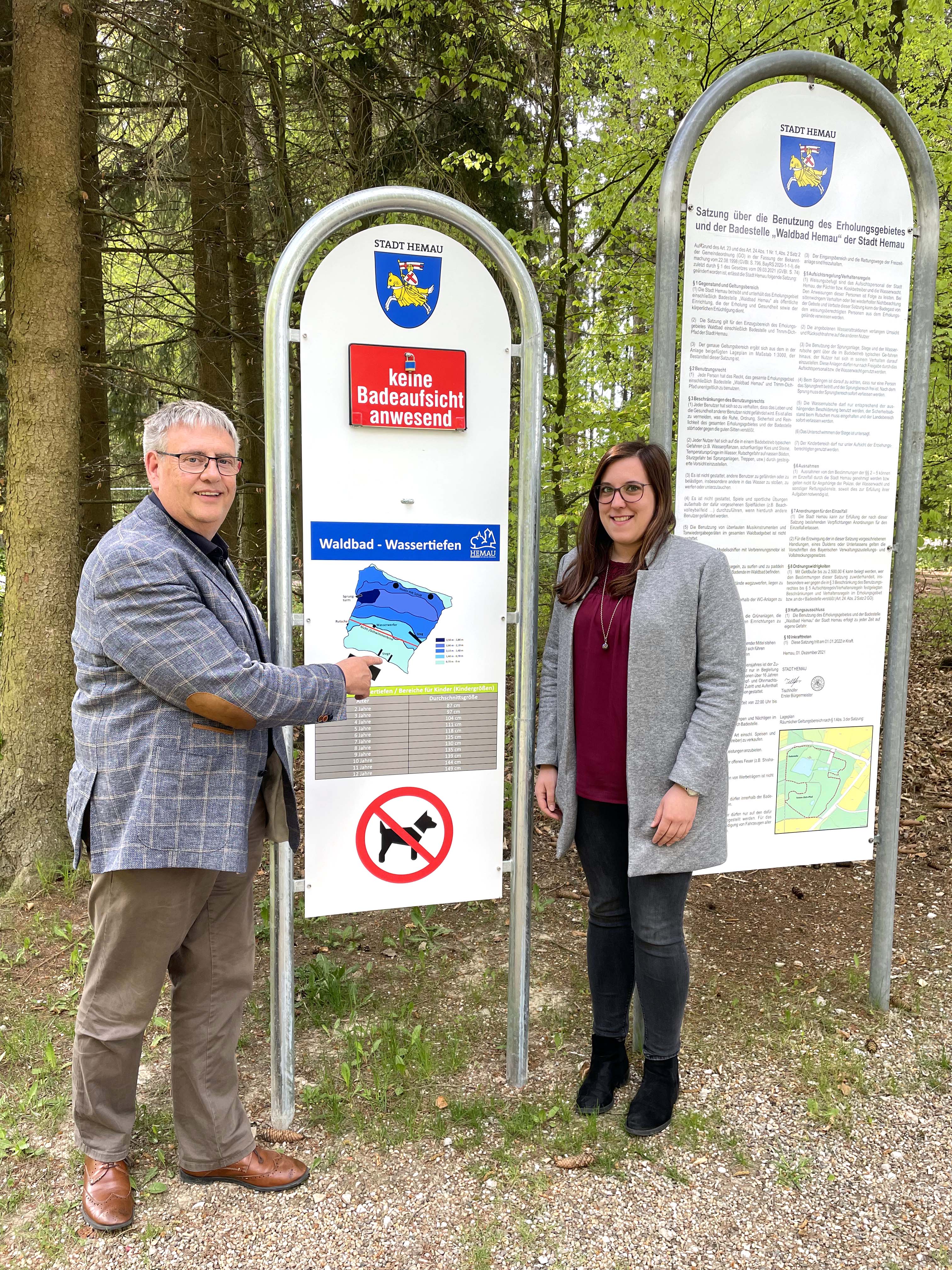 Bürgermeister Herbert Tischhöfer und Stadtkämmerin Elisabeth Moser präsentieren die neuen Beschilderungen, die an den Eingängen des Waldbads angebracht wurden.