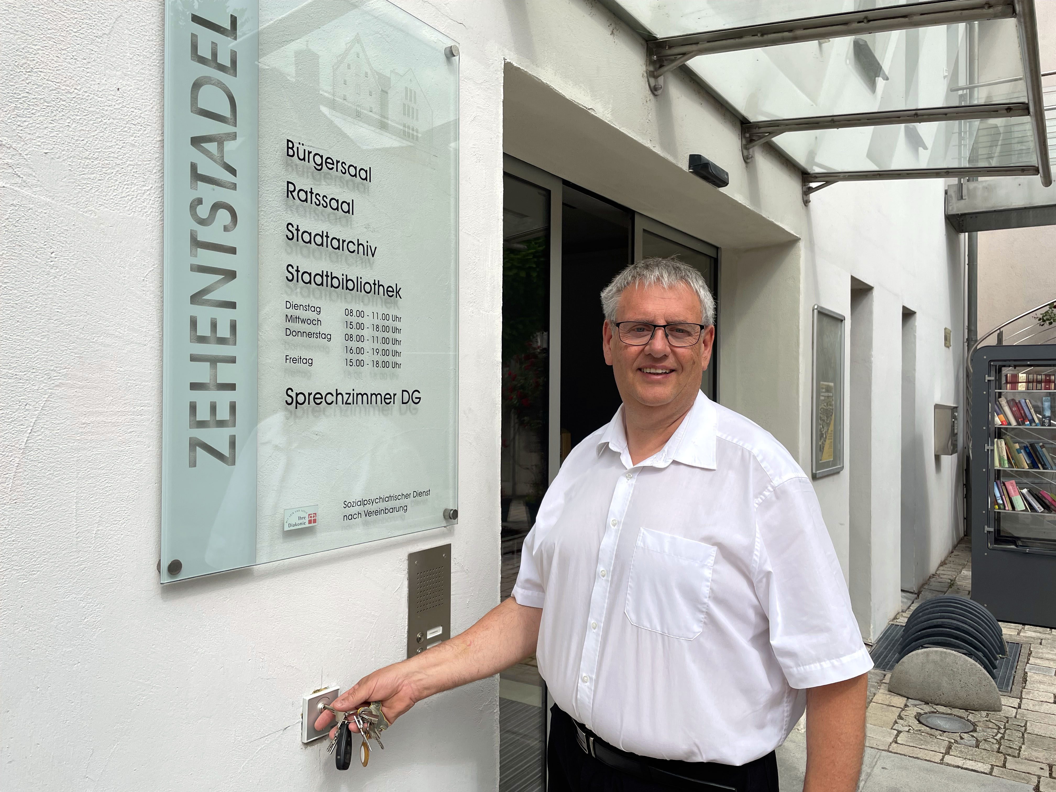 Bürgermeister Herbert Tischhöfer testet die neue, vollautomatische Eingangstür des Zehentstadels, die vor allem Menschen mit körperlichen Einschränkungen den Zutritt erleichtern soll.