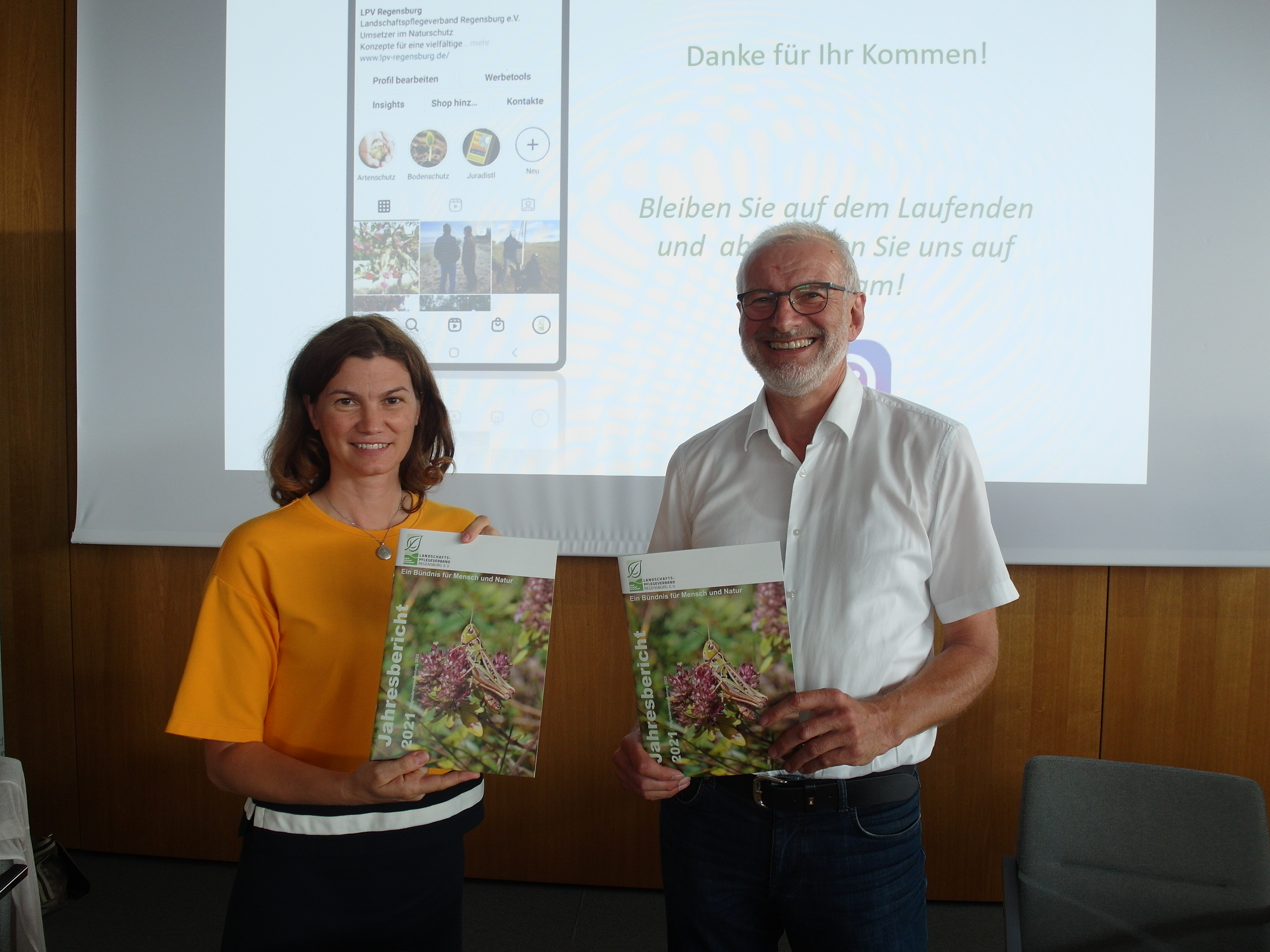 Landrätin Schweiger und Geschäftsführer Sedlmeier präsentieren des Jahresbericht 2021 des Landschaftspflegeverbandes. Foto: Jürgen Günther (LPV)