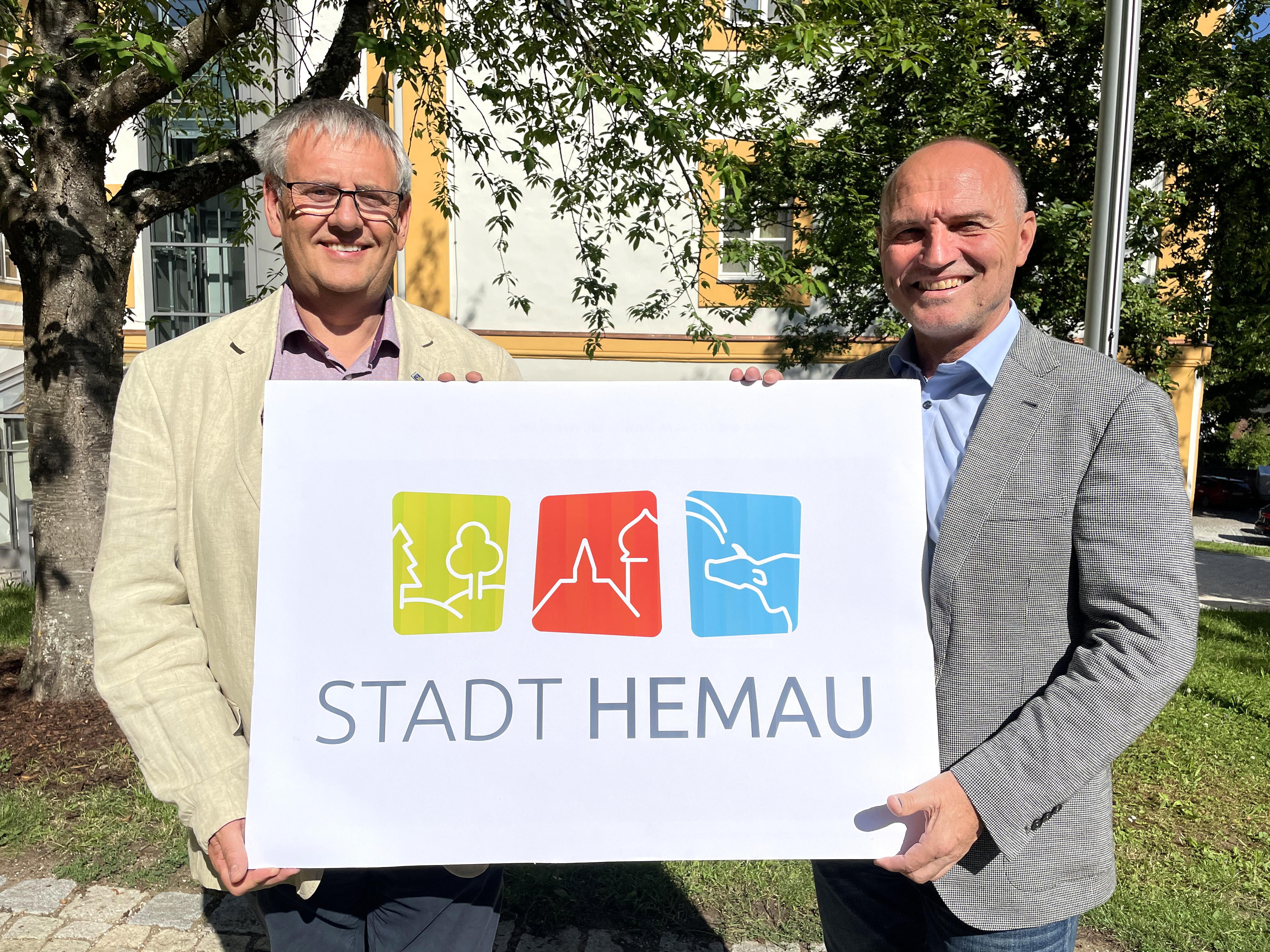 Bürgermeister Herbert Tischhöfer (links) und Geschäftsleiter Franz Hofmeister (rechts) präsentieren das neue Stadtlogo.