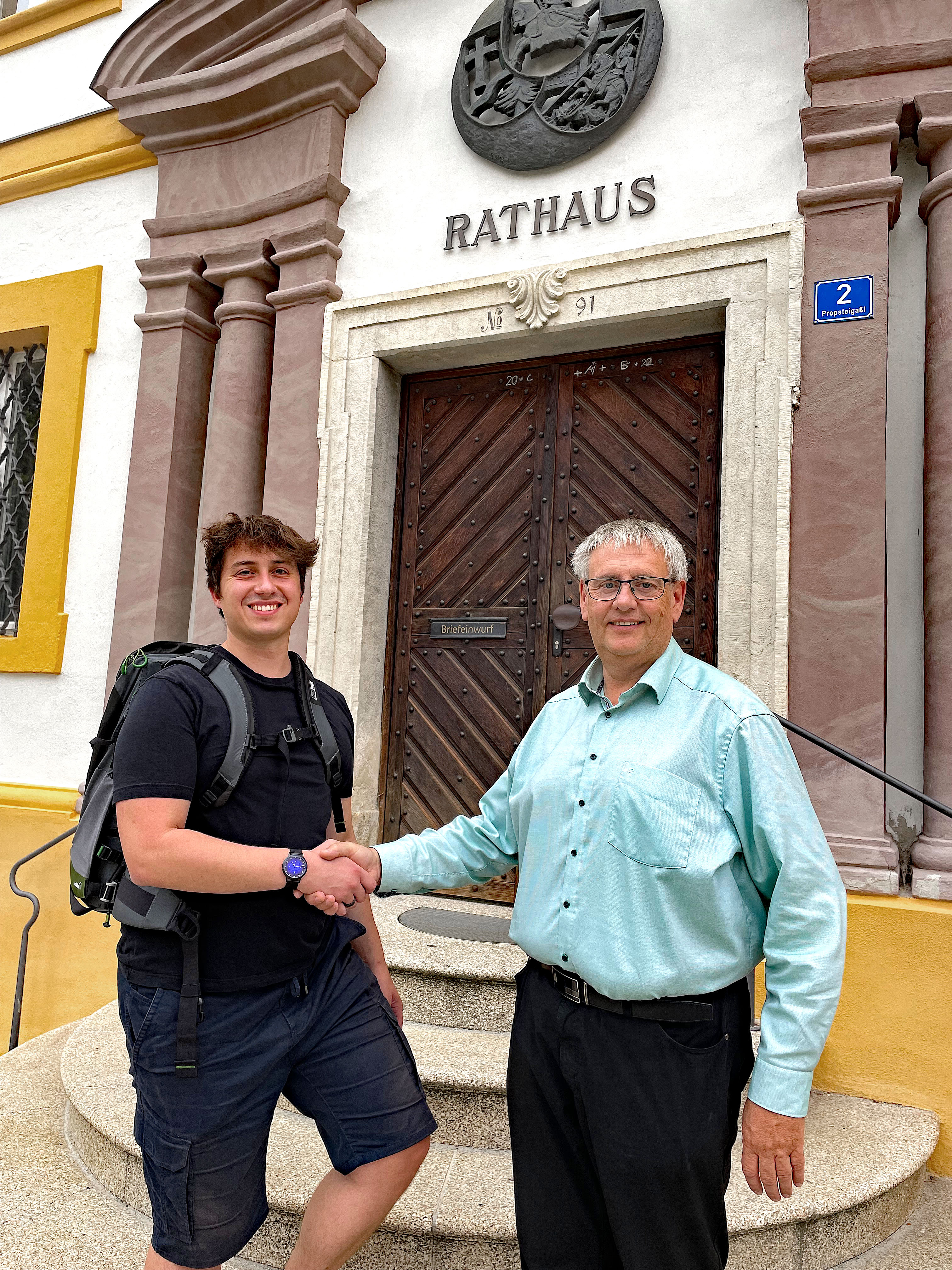 Bürgermeister Herbert Tischhöfer (rechts) begrüßte den jungen Fotografen Christoph Partsch (links) aus Dessau, der mit seiner Kamera einen Fotowalk in Hemau und den Gemeindeteilen unternahm.