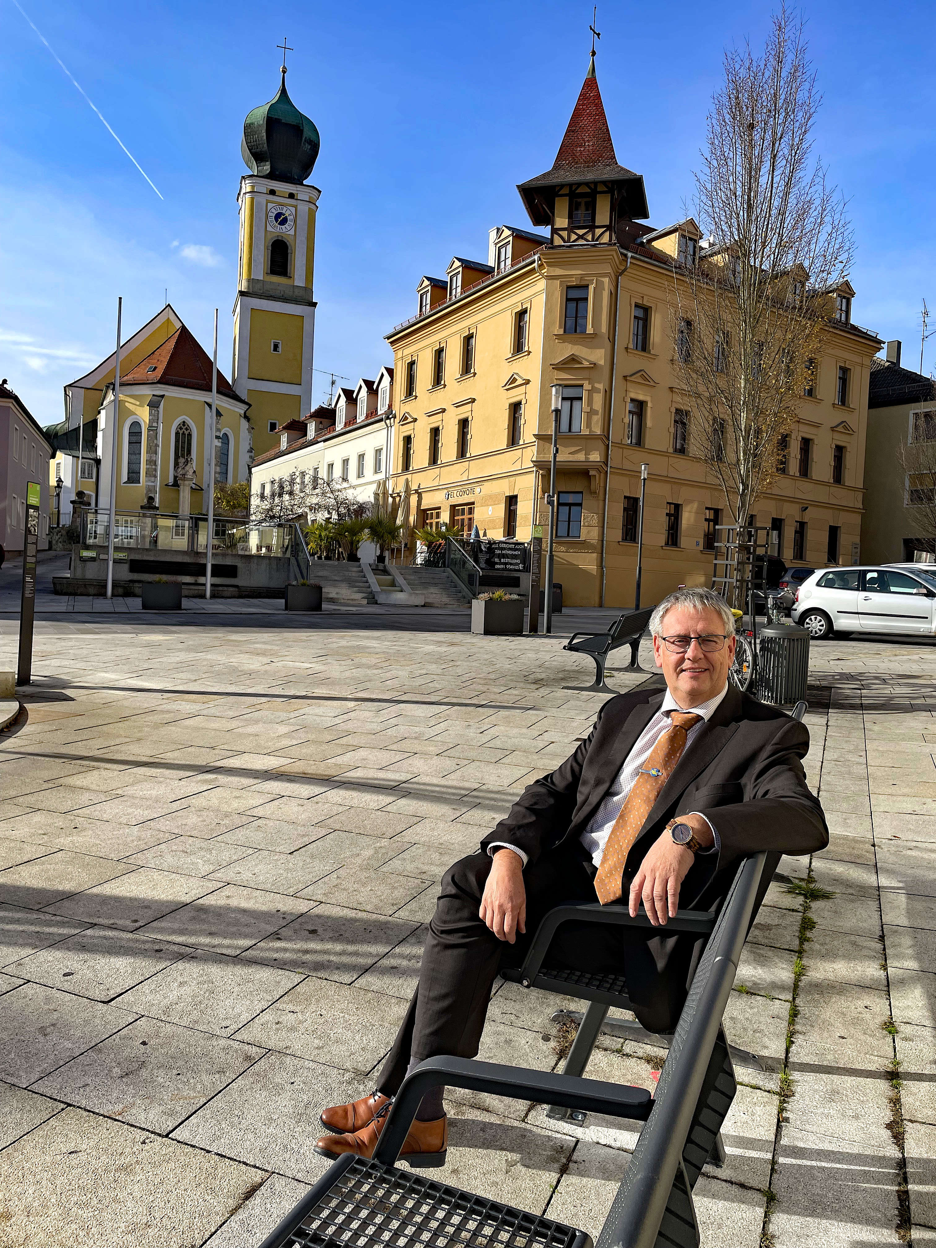 Die neuen Mehrgenerationenbänke auf dem Hemauer Stadtplatz haben den Sitztest durch Bürgermeister Herbert Tischhöfer bestanden. 