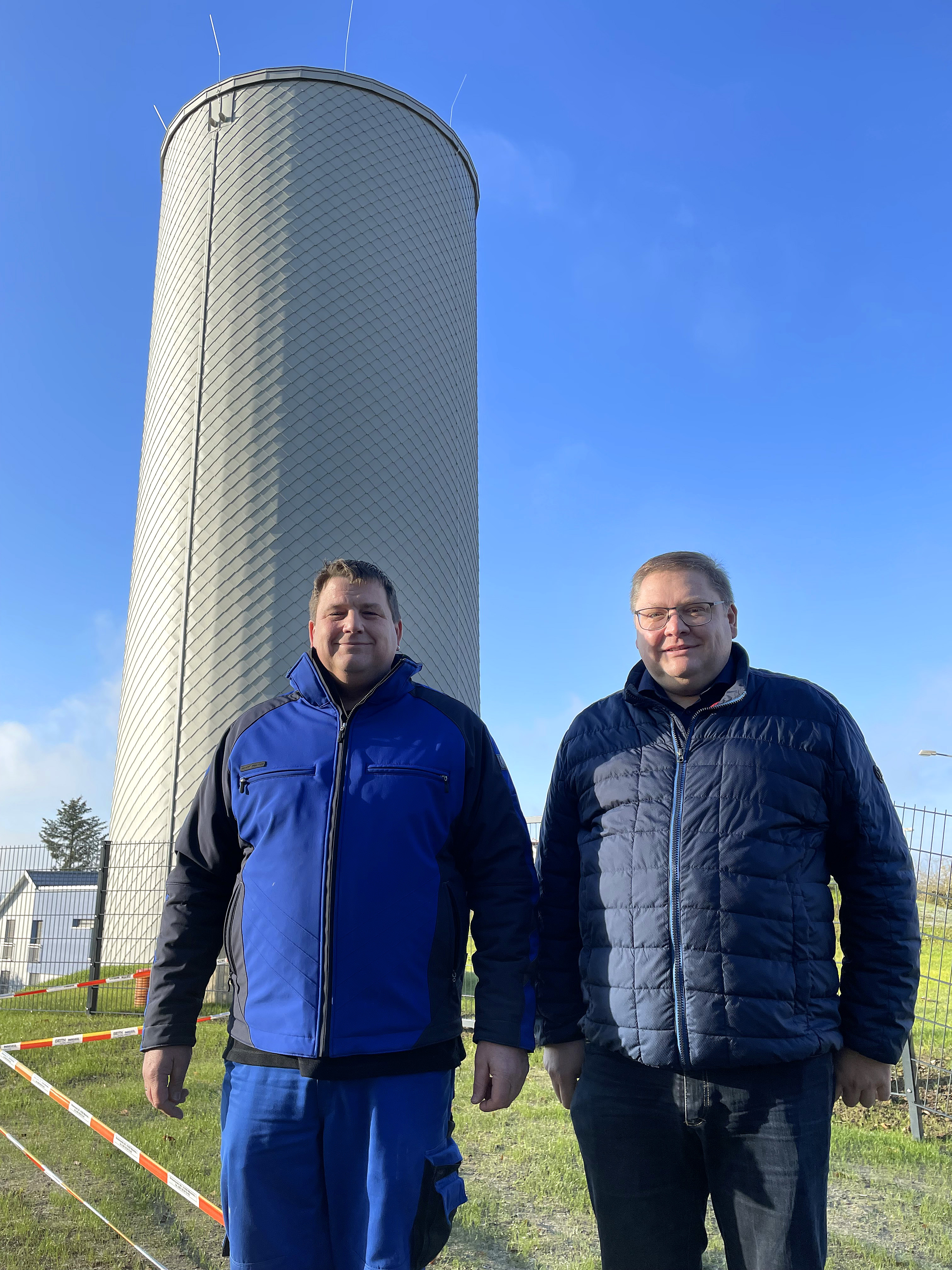 Freuen sich über die erfolgreich abgeschlossene Außensanierung des Hemauer Wasserturms: Stadtwerke-Werkleiter Thomas Mehring (rechts) und Johannes Nigl (links), Technischer Leiter der Wasserversorgung bei den Stadtwerken Hemau.