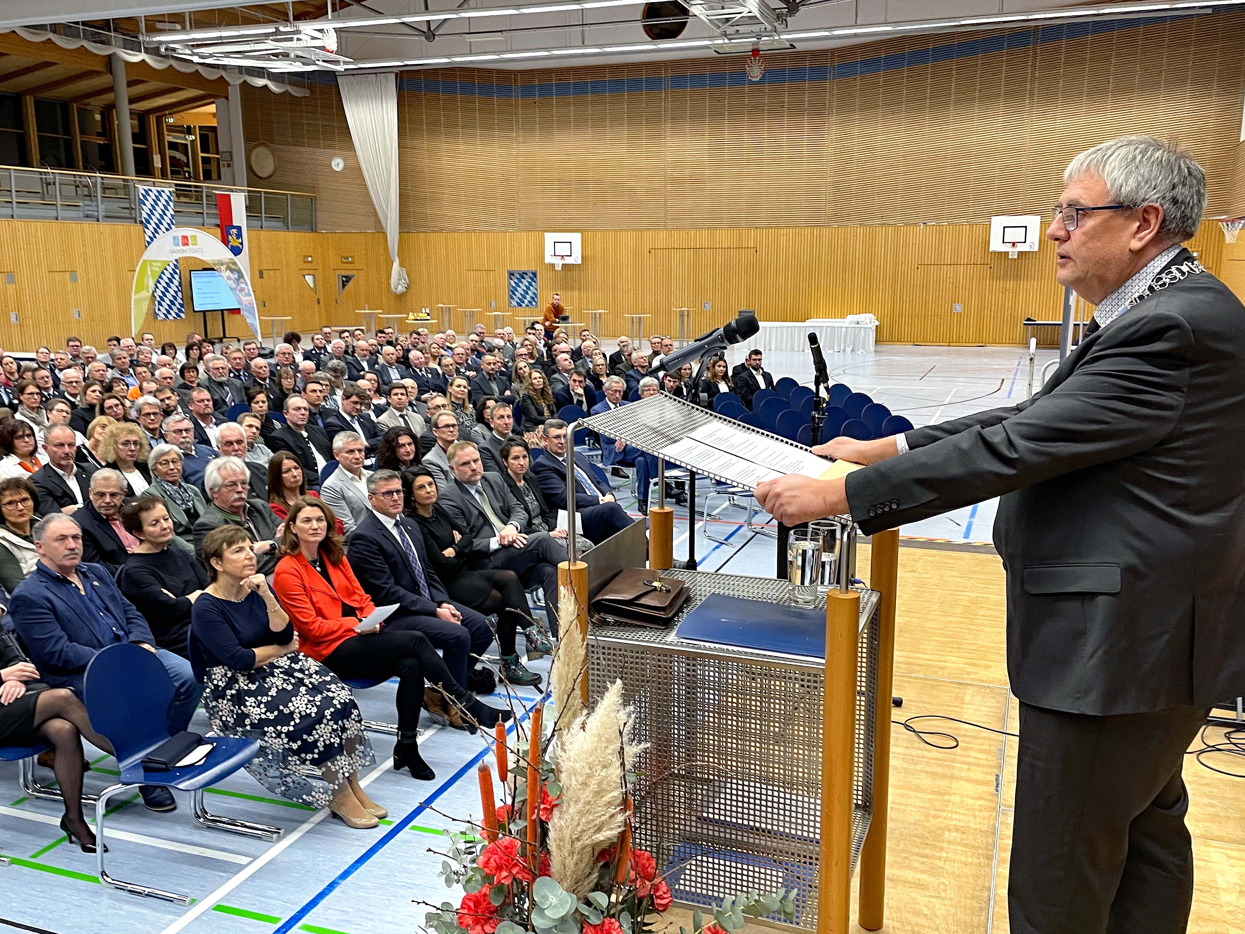 In seiner Rede nahm Bürgermeister Herbert Tischhöfer sein Auditorium bildlich mit auf ein Kreuzfahrtschiff.