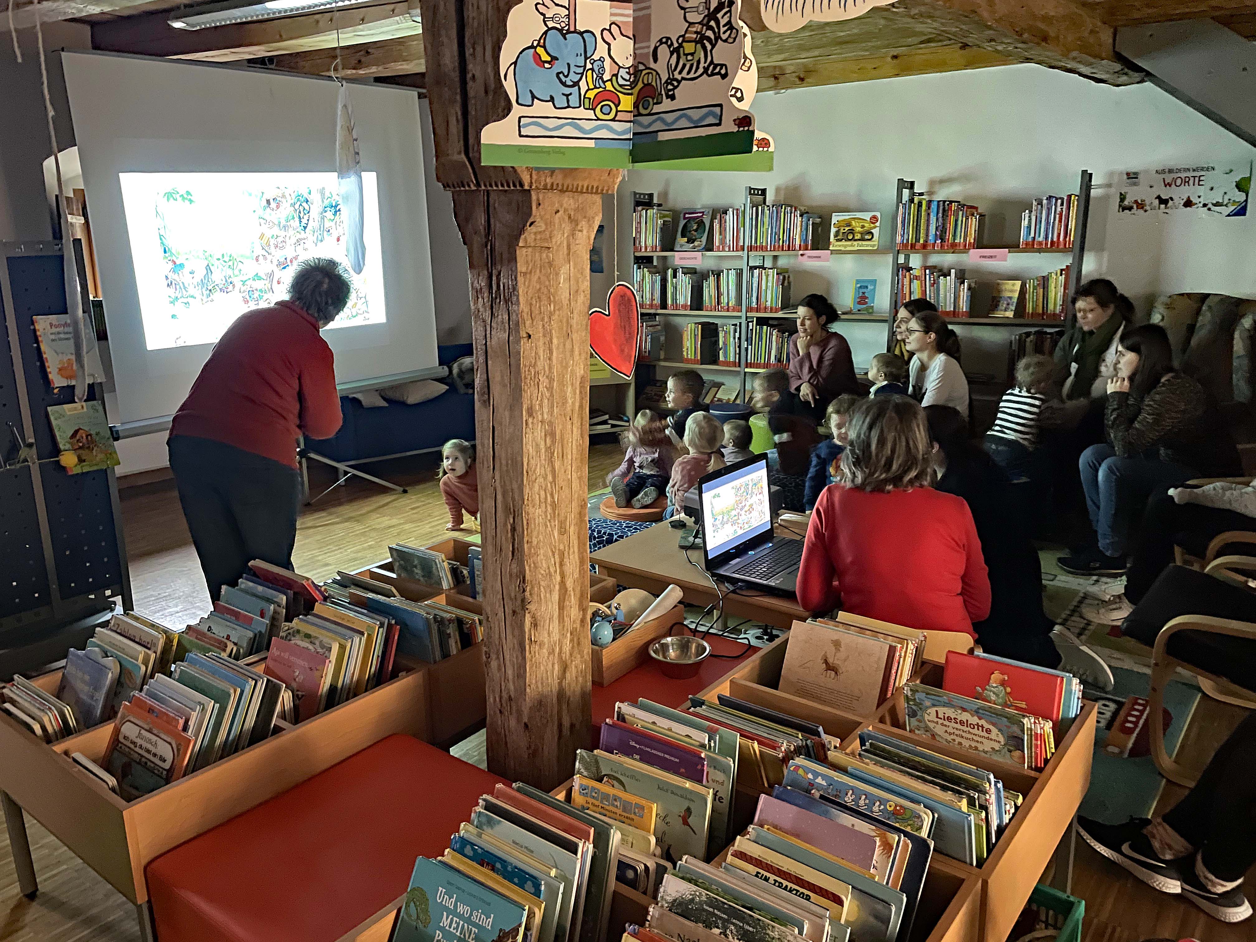 Eltern-Kind-Gruppe besucht Stadtbibliothek Hemau