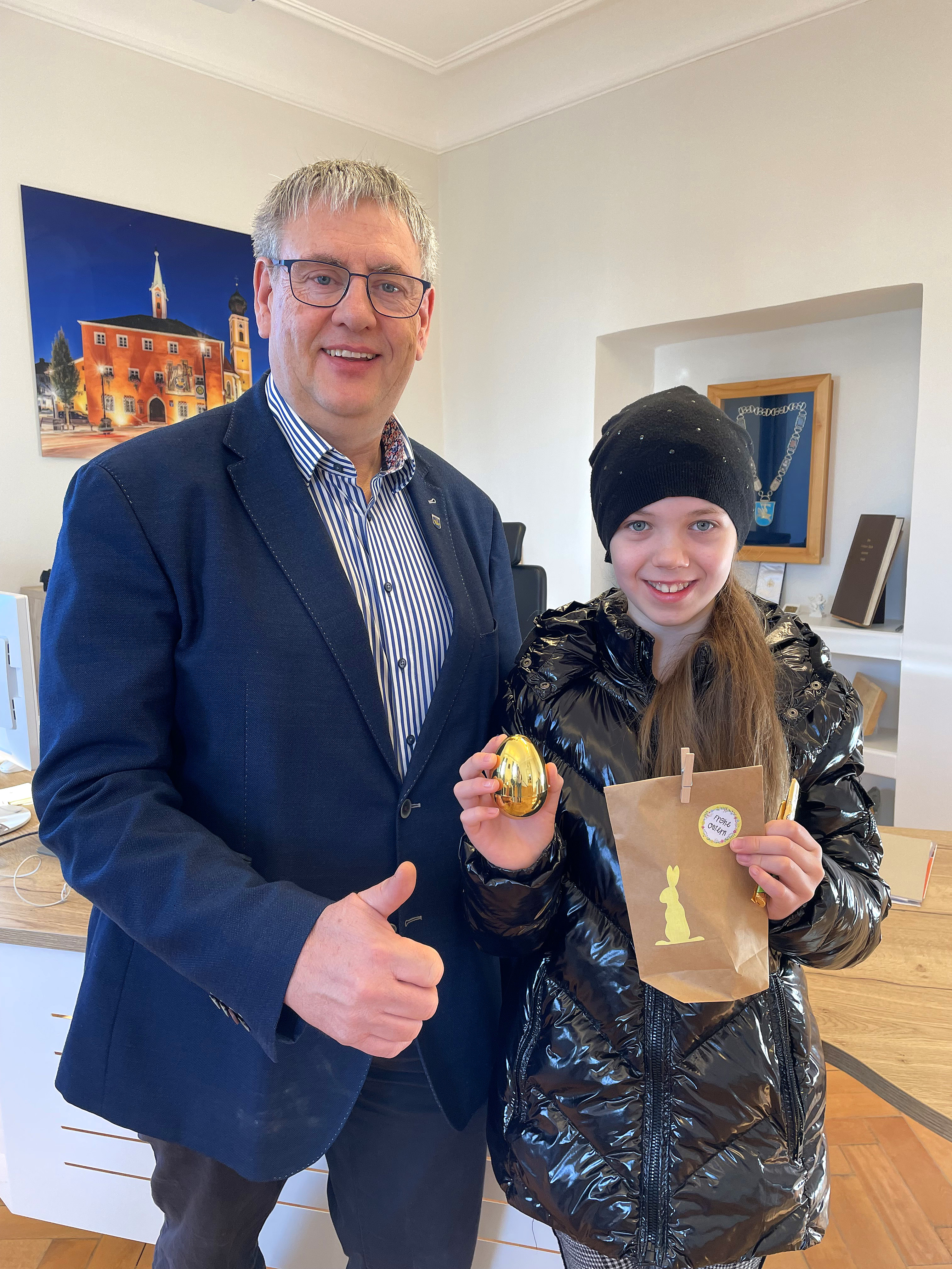 Auch die zehnjährige Carina aus Hohenschambach bekam im Austausch für ein goldenes Osterei ein Oster-Packerl von Bürgermeis-ter Herbert Tischhöfer überreicht.