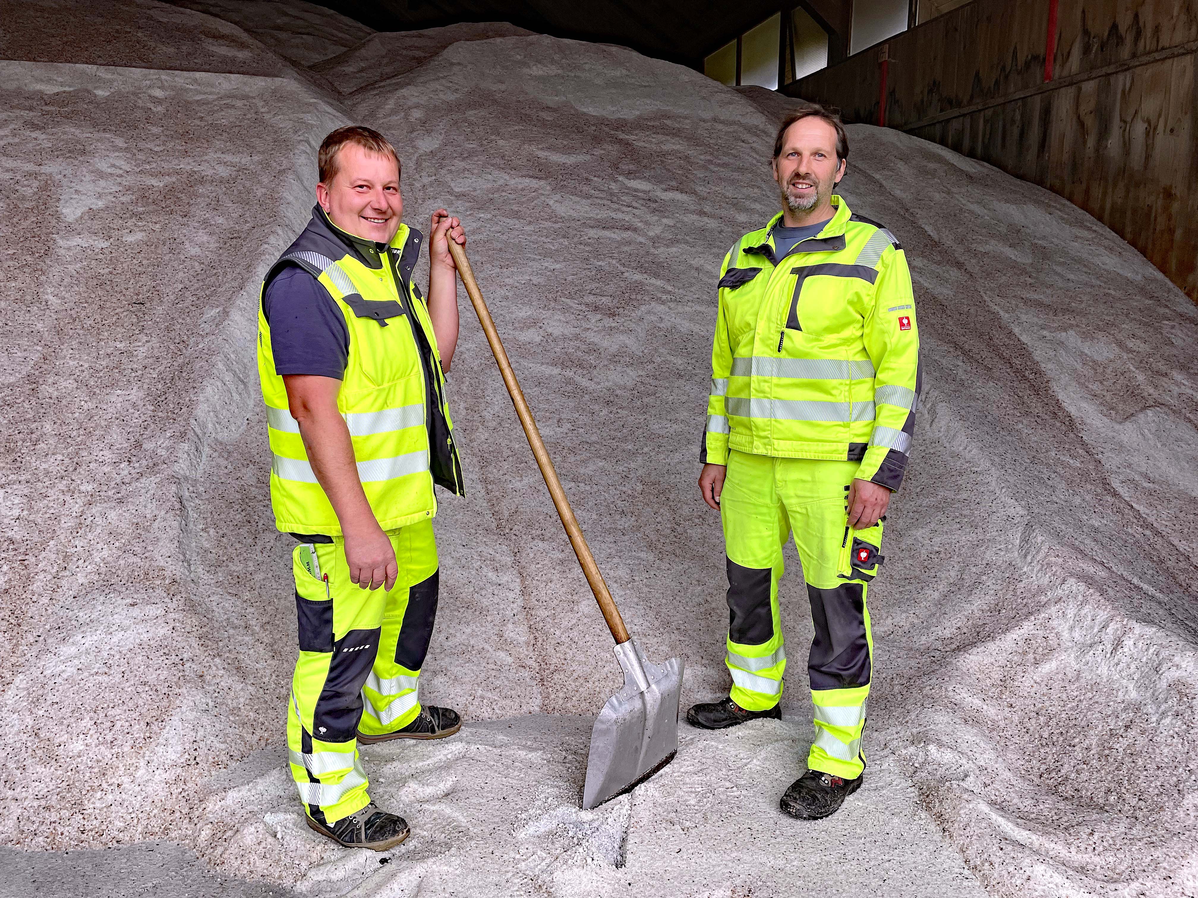 Etwa 680 Tonnen Streusalz benötigte das Bauhof-Team der Stadt Hemau – hier Andreas Paulus (links) und Martin Pichl (rechts) – in dieser Winterdienstsaison.