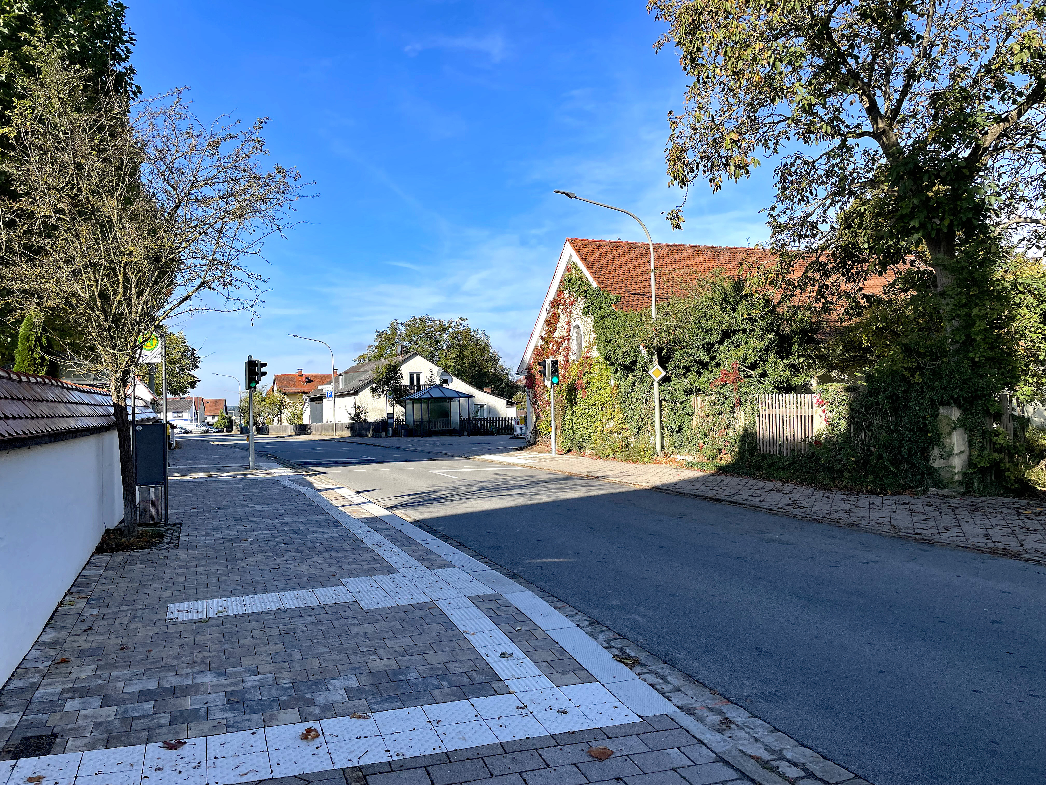 Hohenschambach hat neue Fußgängerampel und Bushaltestelle