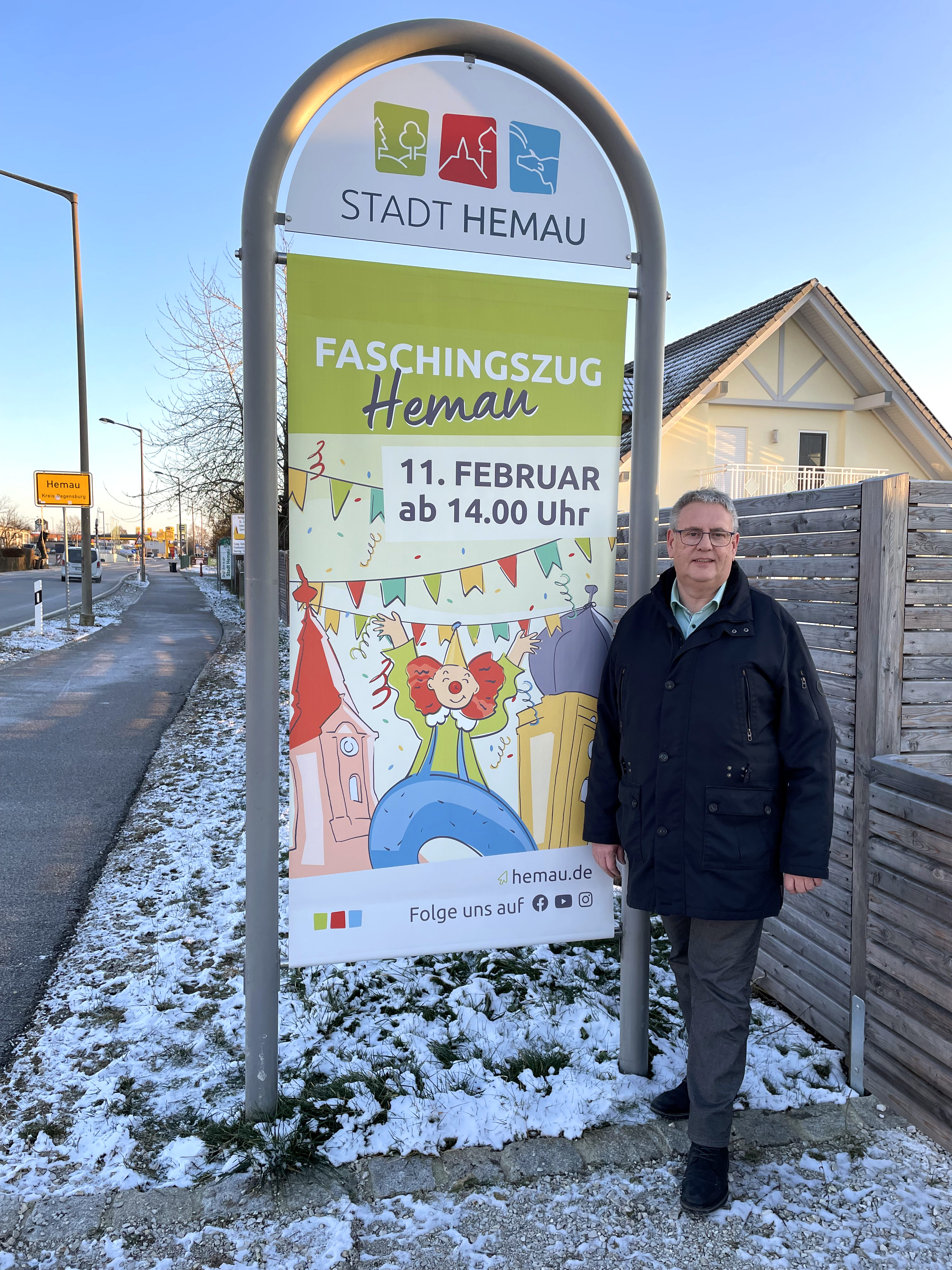 Stadt Hemau bringt neue Beschilderung an Ortseingängen an.